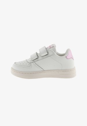 Witte sneaker van synthetisch materiaal met een gladde afwerking, met een gestructureerde neuskap, twee klittenbandsluitingen en een roze accent op de hiel.