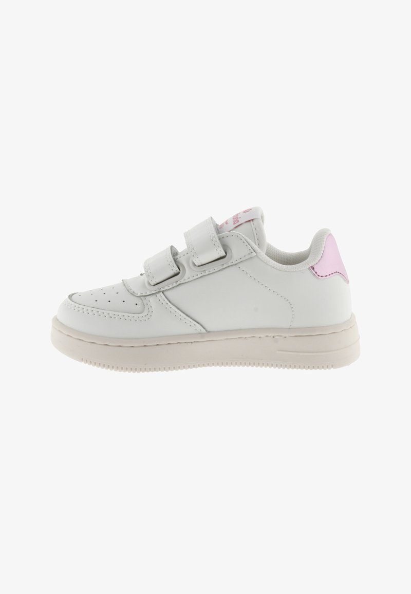 Sneaker bianco realizzato in materiale sintetico con una finitura liscia, dotato di una punta testurizzata, due strappi in Velcro e un accento rosa sul tallone.