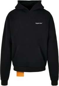 Svart hettegenser med frontlomme, med en hvit tekstlogo "forgotten faces" på brystet, og et oransje merke synlig i kanten.