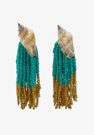 Turkusowe i złote kolczyki z koralików z akcentami w kształcie stożkowych muszelek, z długimi frędzlami z koralików tworzącymi warstwową teksturę i ruch.