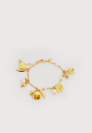 Βραχιόλι με χρυσή αλυσίδα και κίτρινα λουλούδια, φύλλα και μαργαριταρένια μενταγιόν, τοποθετημένα ομοιόμορφα γύρω από τους κρίκους σε λευκό φόντο.