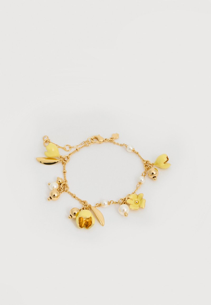 Βραχιόλι με χρυσή αλυσίδα και κίτρινα λουλούδια, φύλλα και μαργαριταρένια μενταγιόν, τοποθετημένα ομοιόμορφα γύρω από τους κρίκους σε λευκό φόντο.