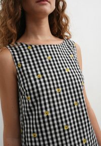 Next REGULAR FIT - EMBROIDERED DAISY  - Denné šaty - black white gingham