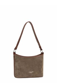 Borsa a spalla in suede marrone con bordo superiore curvo, rifiniture in pelle e tracolla marrone. Presenta un logo argentato sulla parte anteriore.