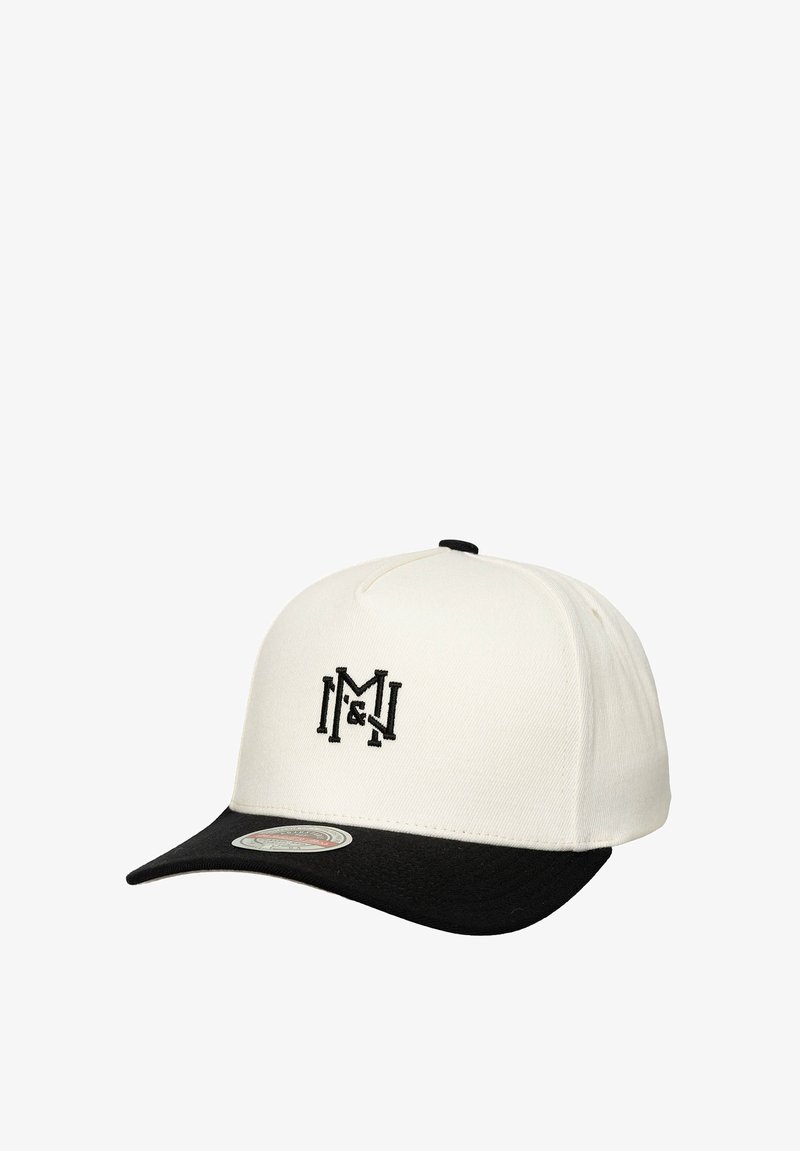 Weiße Kappe mit einem schwarzen Schirm, ausgestattet mit dem gestickten Logo "M & N" in Schwarz auf der Vorderseite. Hergestellt aus Stoff mit einer glatten Textur.