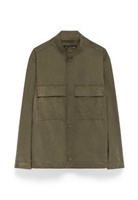 Giacca in tessuto scamosciato verde oliva con colletto rialzato, bottoni a scatto e due tasche sul petto. Presenta un taglio dritto e cuciture minime.