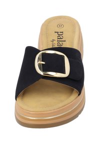 Sandalia deslizante de ante negro con cinta ancha y detalle de hebilla dorada; plantilla acolchada beige y suela de plataforma estratificada. Talla 37.