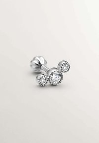 Pendiente de plata con tres cristales redondos y claros de diferentes tamaños, con un acabado pulido y ajustes de garra intrincados.