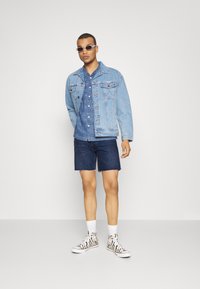 Levi's® 501 REGULAR FIT - Shorts vaqueros - summit