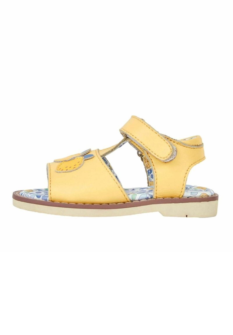 Sandale en cuir jaune avec une sangle en velcro, semelle intérieure à motif floral et orteil arrondi, ornée d'une accent en forme de citron à l'avant.