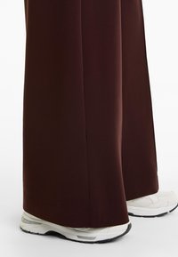 OYSHO SOFT-TOUCH STRAIGHT-LEG WITH CREASE - Donji dijelovi trenirke - mottled brown