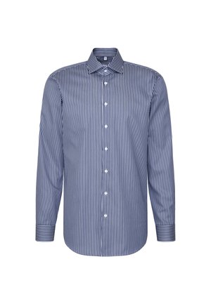 Langärmliges Button-Up-Hemd mit blau-weißem vertikal gestreiften Muster, Kragen und weißen Knöpfen, auf einem weißen Hintergrund präsentiert.