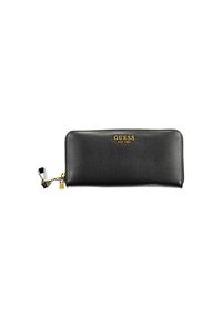 Portafoglio in pelle nera con logo dorato "GUESS EST 1981", chiusura con zip e charm. Presenta una texture liscia e una forma rettangolare elegante.