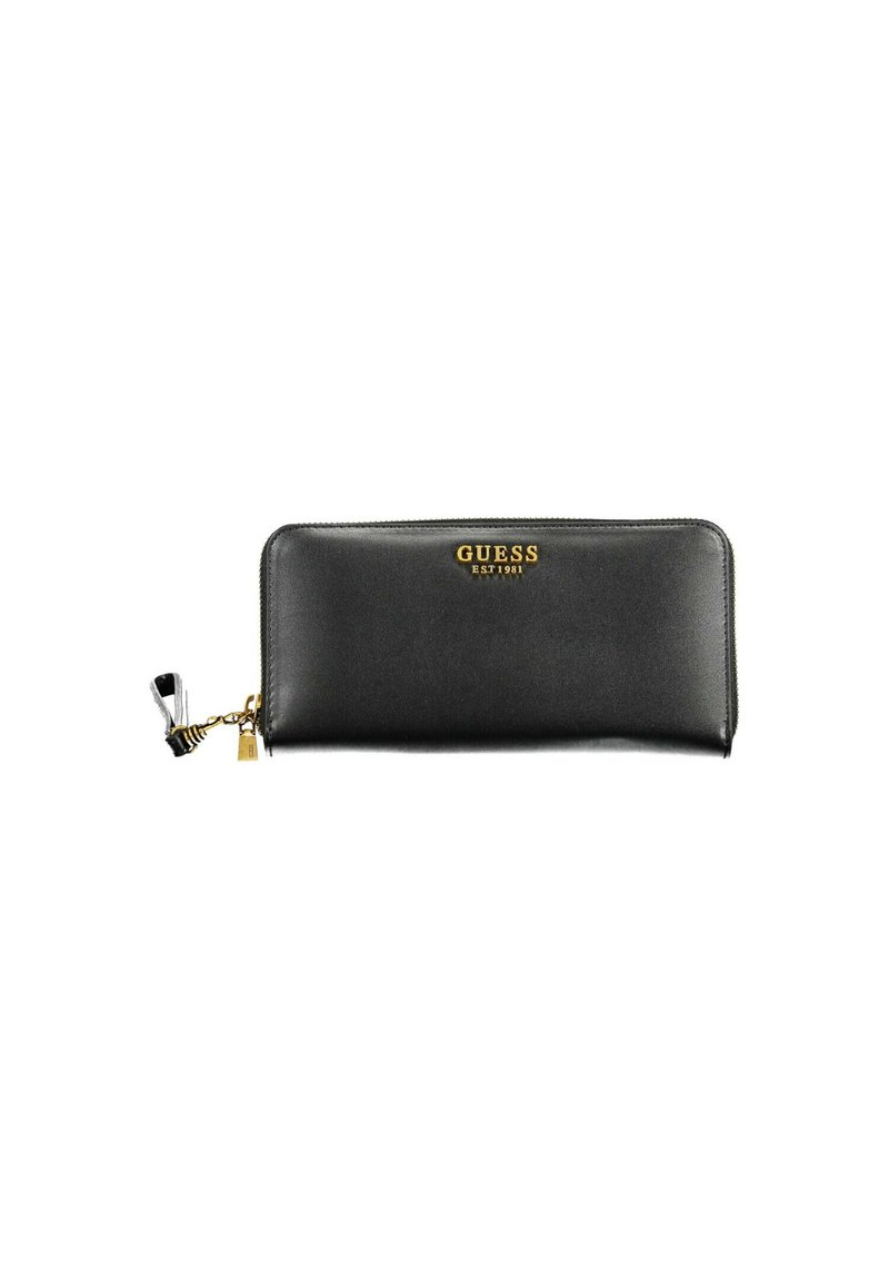 Portafoglio in pelle nera con logo dorato "GUESS EST 1981", chiusura con zip e charm. Presenta una texture liscia e una forma rettangolare elegante.