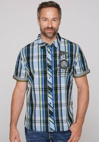Camicia a maniche corte a quadri in blu, verde e nero; presenta bottoni, colletto, patch con logo e rifiniture a contrasto sulle maniche.