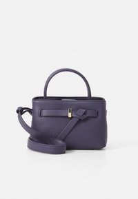 Lilla skinnveske med teksturert finish, utstyrt med topphåndtak, justerbar skulderrem og detalj i gulltone på spennen.