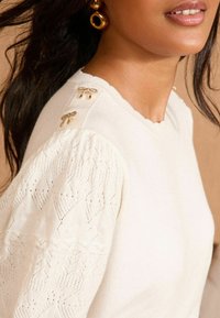 Love & Roses REGULAR FIT SCALLOP BOW EMBROIDERED - Apdrukāts T-krekls - ivory