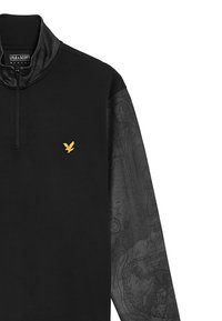 Sort pullover med kvart-zip krave, med strukturerede sorte ærmer og et guld ørn logo på brystet. Glat stoffinish.