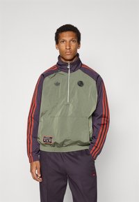 adidas Originals FC BAYERN ICON HALF ZIP - Klubiriided - base green/aurora black