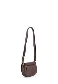 Brun læder crossover taske med en glat overflade, en tekstureret side og en gylden lynlåslomme. Har en lang justerbar rem.