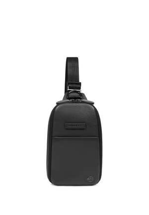 Schwarze Leder-Umhängetasche mit strukturierter oberer Sektion, glatter unterer Sektion, Fronttasche, verstellbarem Riemen und Reißverschlussverschluss.