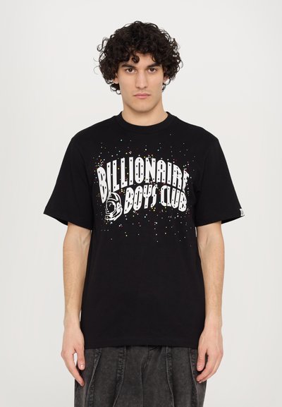 Fekete pamut póló, amelynek elülső részén fehér grafikai szöveg található: "Billionaire Boys Club", színes pöttyökkel és egy űrhajós logóval.