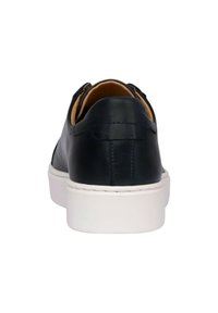 Sneaker in pelle blu navy con suola in gomma bianca, caratterizzato da una texture liscia e un design semplice. Realizzato per il massimo comfort con profilo basso.