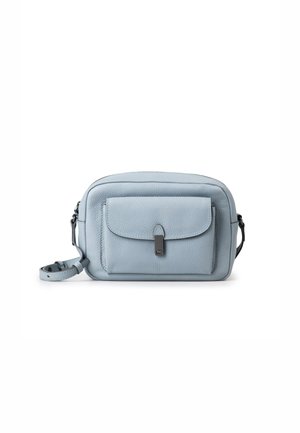 Hellblaues Leder-Crossbody-Tasche mit strukturierter Oberfläche, einer Vordertasche und einem Tragriemen. Verfügt über einen glatten Reißverschluss und einen dezenten Metallverschluss.