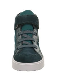 Teal en grijze sneaker met een bovenwerk van suede en stof, voorzien van een klittenbandsluiting, vetersluiting en een witte rubberen zool. Textuuraccenten zijn zichtbaar.