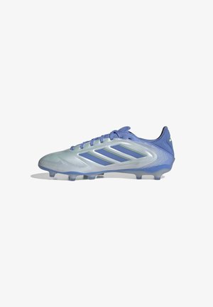 Helles blaues Fußballschuh mit einem strukturierten, synthetischen Obermaterial, Schnürverschluss und drei dunkelblauen Streifen an der Seite. Transparente Sohle mit Stollen.