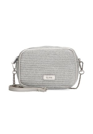 Bolso cruzado de tejido gris entrelazado con forma plana, herrajes plateados y una correa de cadena. Presenta una etiqueta de la marca en la parte frontal.