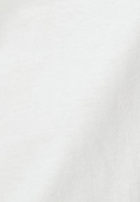 Katoenen stof, gladde textuur, effen witte kleur, geen patronen of accenten zichtbaar, geschikt voor verschillende kledingsoorten.