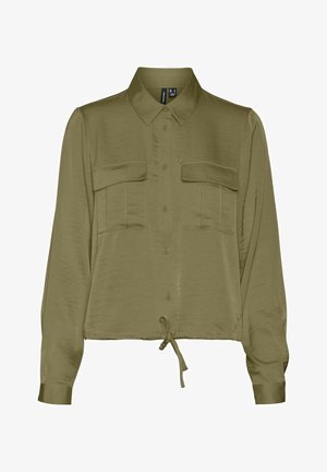 Camisa verde oliva de manga larga, hecha de una tela suave, con un cierre de botones en la parte delantera, dos bolsillos en el pecho y un detalle de lazo en la cintura.