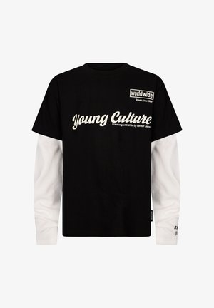 Schwarzes T-Shirt mit kurzen Ärmeln, übereinander getragen über langen weißen Ärmeln, mit dem Text "Young Culture" und "worldwide Driven since 1989" auf der Vorderseite.