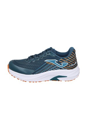 Zapatilla de running azul marino con rayas naranjas, suela blanca, diseño con cordones y suela naranja, mostrada desde el lado exterior.