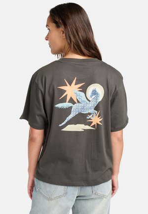 Grafische t-shirt in donkergrijze katoen. Heeft op de achterkant een blauw mythisch wezen en oranje sterontwerpen. Relaxed fit met korte mouwen.