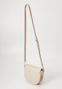 Béžová kožená crossbody taška s oblým tvarem, nastavitelným popruhem a zlatavými kovovými prvky. Hladká textura, uzavírání na klopu.