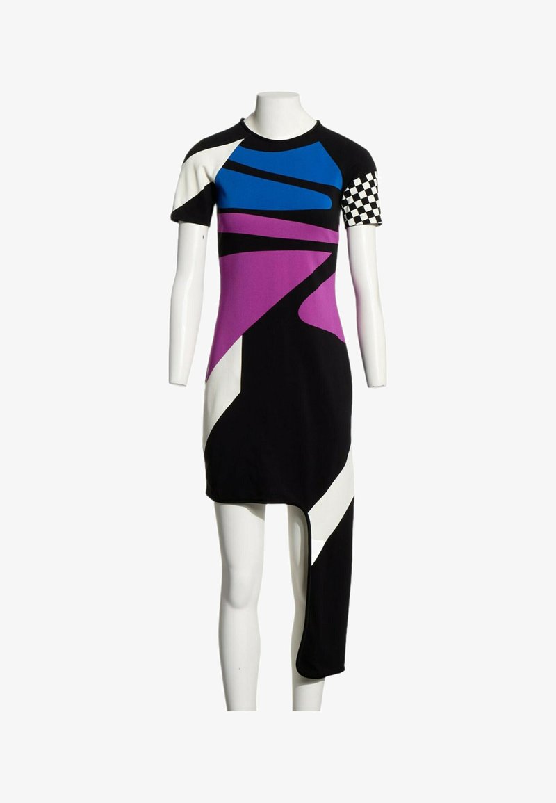Robe à manches courtes avec motifs géométriques bleus, violets, noirs et blancs et une manche à carreaux, avec un ourlet asymétrique sur un mannequin blanc.
