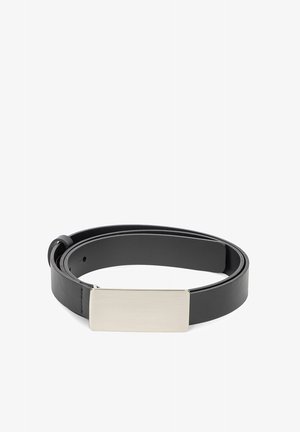 Czarny skórzany pasek o gładkim wykończeniu, z prostokątną klamrą w kolorze srebrnym, zaprojektowany w stylu eleganckim i minimalistycznym.
