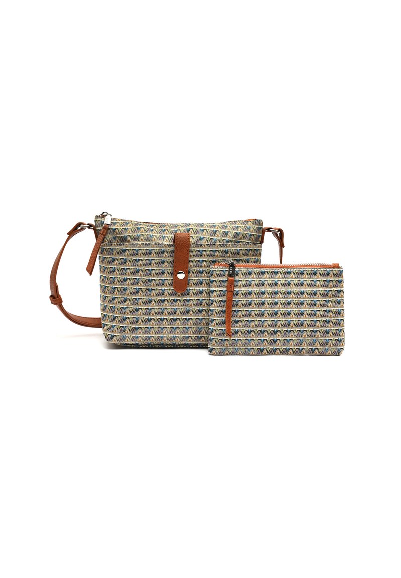 Sada textilních tašek obsahující velkou crossbody tašku s multikolorovým vzorem a hnědými koženými akcenty, spolu s malou odpovídající kapsičkou.
