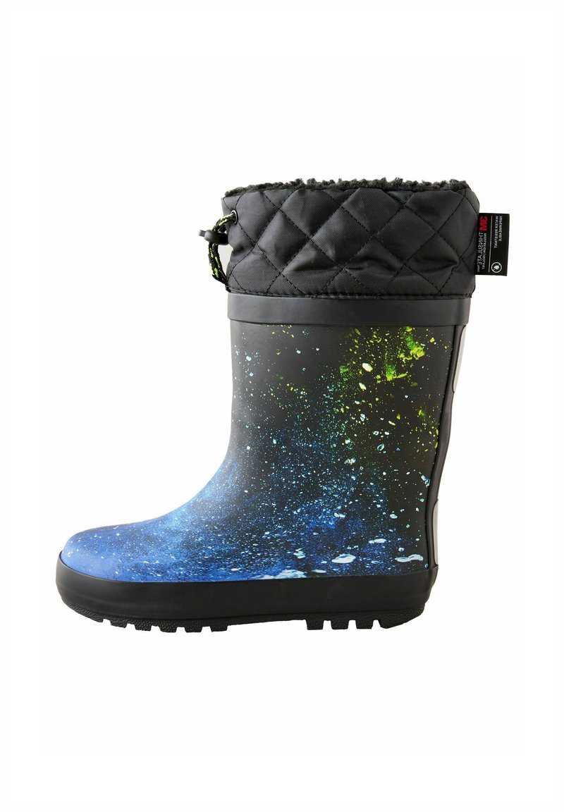 Botte imperméable noire avec un imprimé galaxie et des accents bleus et verts, un haut à bord noir matelassé et une semelle en caoutchouc texturée.