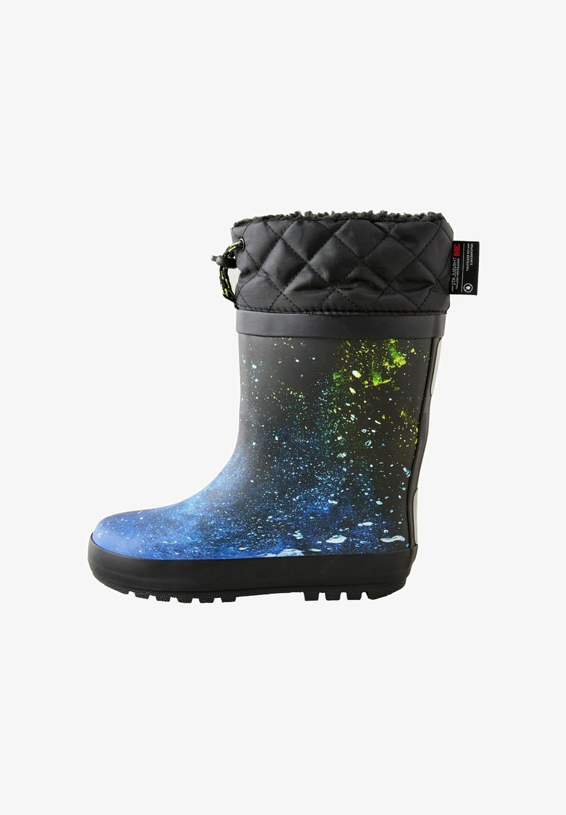 Stivale impermeabile nero con stampa galattica e riflessi blu e verdi, con risvolto superiore trapuntato nero e suola in gomma testurizzata.