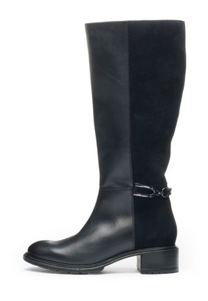 Schwarzer kniehoher Stiefel mit glattem Leder vorne, Wildleder hinten, niedrigem Blockabsatz und dekorativem Metallriemen oberhalb des Knöchels.