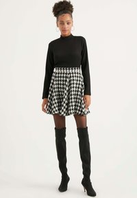 Herita SQUARE PATTERNED - Gonna a campana - white