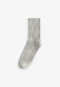 Grå ribbad strumpa med en texturerad yta, som har en något förstärkt tå och en subtil prickig mönstring genom hela.