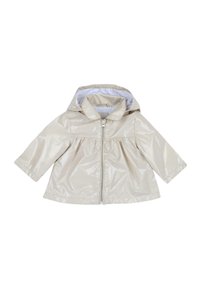 Veste de pluie beige, brillante, avec capuche, fermeture éclair sur le devant et manches longues. Présente une taille froncée et une doublure intérieure blanche.