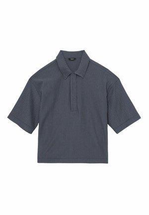 Kortärmad polo tröja i mörkgrå med vertikala ränder, mjukt tyg, krage och halvknapplist. Rakt snitt.