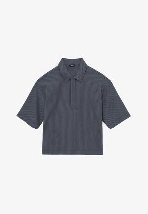 Polo à manches courtes en gris foncé avec des rayures verticales, en tissu doux, col polo et patte de boutonnage mi-longue. Coupe légèrement ample.