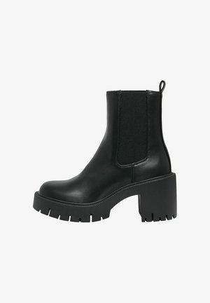 Stivaletto nero in pelle con tacco robusto, pannello elastico laterale, suola resistente e linguetta posteriore.