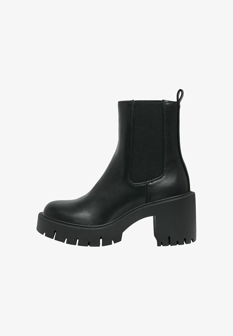 Bottine en cuir noir avec talon épais, panneau latéral élastique, semelle robuste et languette à l'arrière.